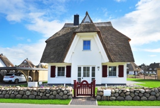 Das Ferienhaus Seeschwalbe in Fuhlendorf am Bodden der Ostsee in der Frontansicht