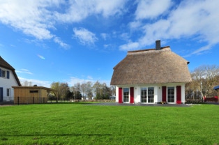 Das Ferienhaus Seeschwalbe in Fuhlendorf am Bodden der Ostsee in der Rückansicht vom Garten aus